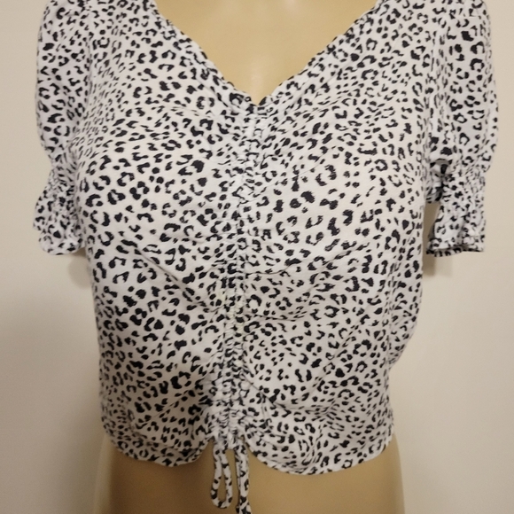 Urban Romantic White Cheatta Print Crop Top Medium V Neck Spring - Picture 3 of 4